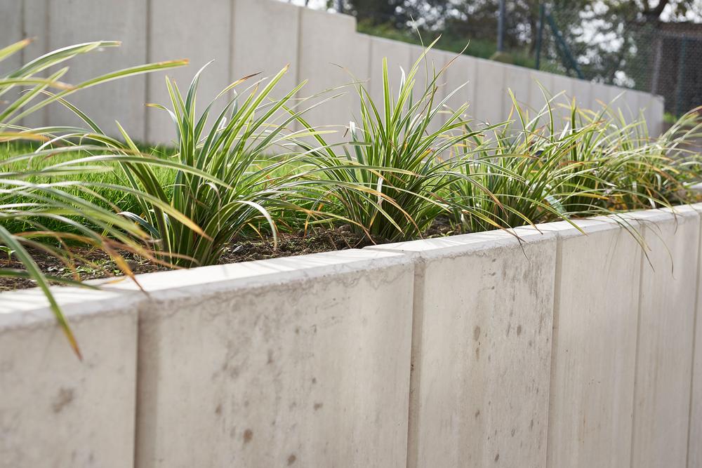 [Translate to Polski:] Detail: Kante mit mehreren Beton-Winkelstützen